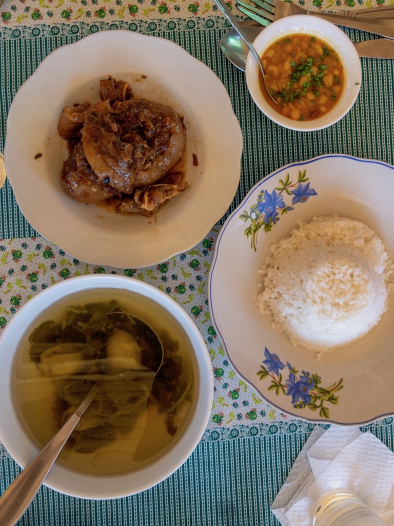 Tongotra kisoa sy sofina, rony, lasary voataby (porc feet and ears, sauce with greens, tomato salad)